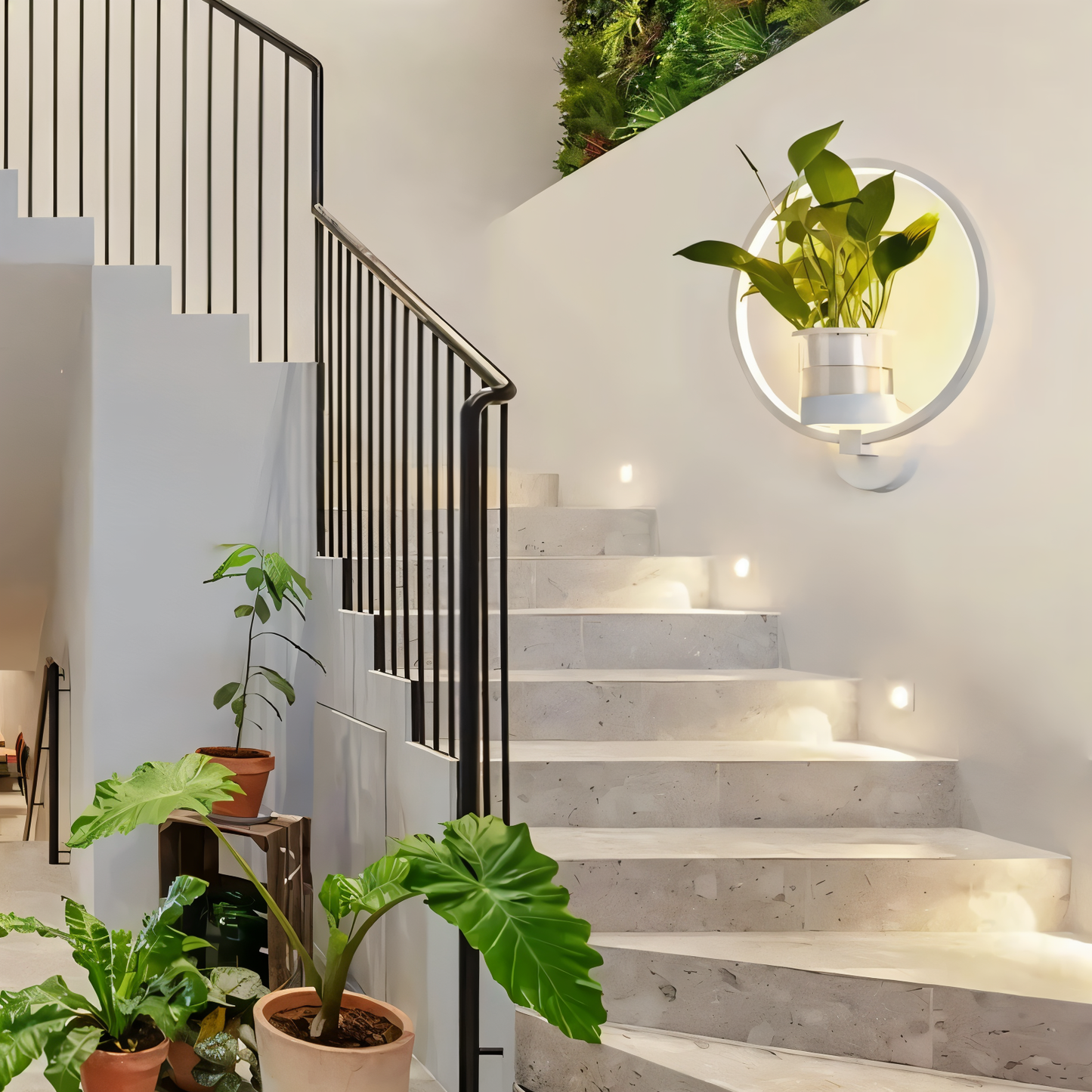 wandlamp van ijzer met warme led-gloed en decoratieve plantenhouder
