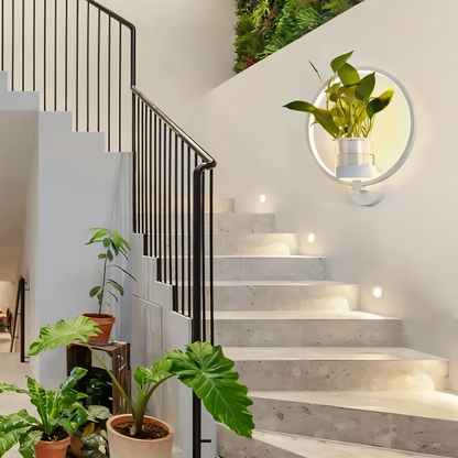 Wandlamp van ijzer met warme LED-gloed en decoratieve plantenhouder