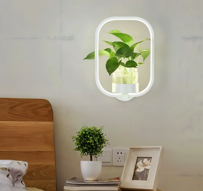 LED muurwandlamp met plantenhouder gemonteerd op een binnenmuur