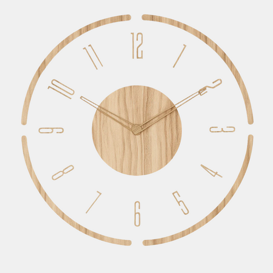 Ronde houten wandklok met acryl wijzerplaat aan een lichte muur