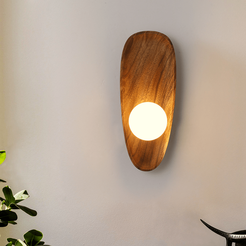 verfijnde houten wandlamp van natuurlijke oorsprong