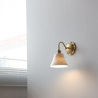 Elegante keramische wandlamp in messing ontwerp