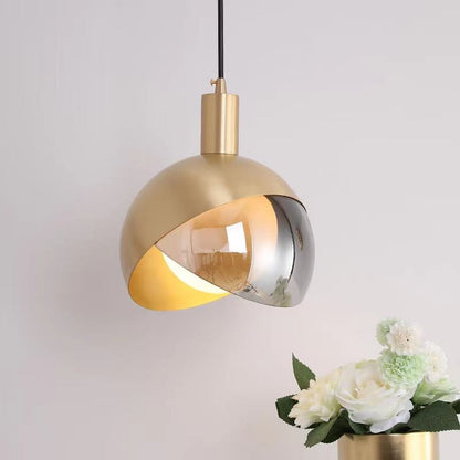 Stijlvolle moderne gouden glazen hanglamp voor een elegante sfeer