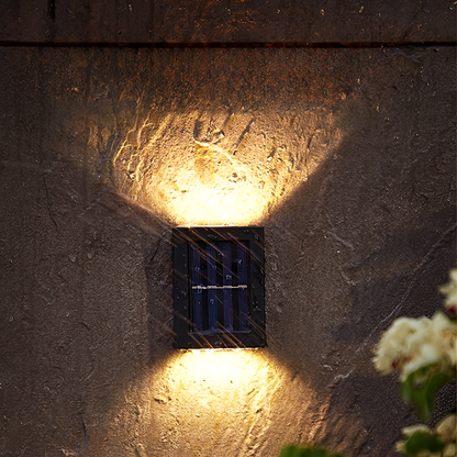 LED tuinlamp op zonne-energie geplaatst langs een tuinpad