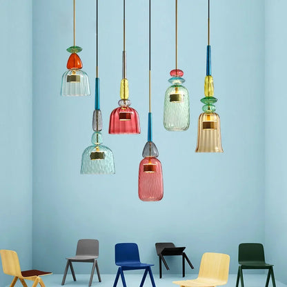 Glazen hanglamp met verstelbaar snoer in een lichte interieursetting