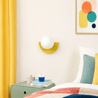 Decoratieve wandlamp met kleurrijk ontwerp aan de muur