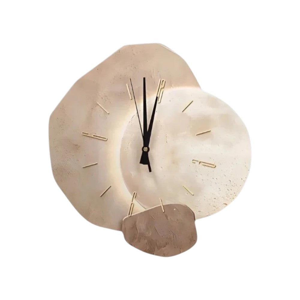 Minimalistische maan wandklok in een rustige slaapkamerinrichting