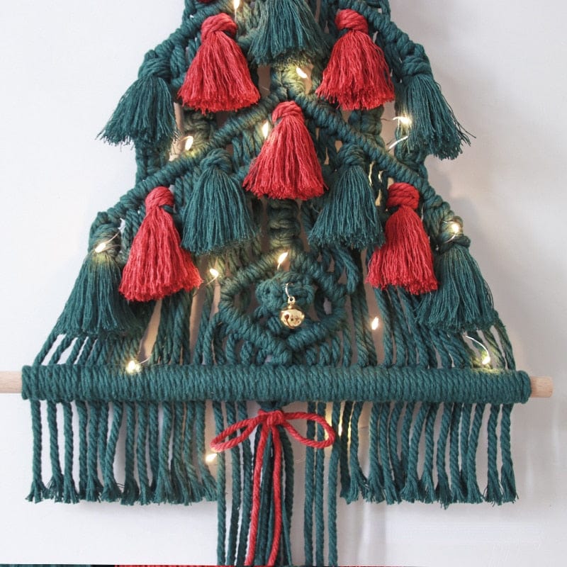 macramé kerstdecoratie in rood en groen in een sfeervol interieur
