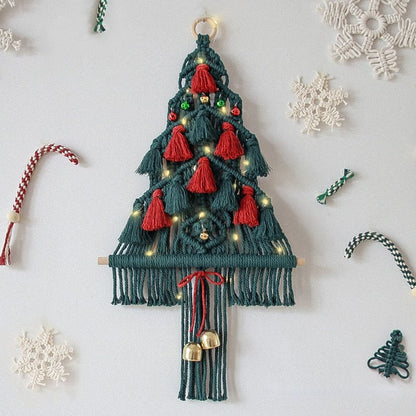 Rode en groene macramé wandhanger in de vorm van een kerstboom