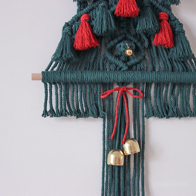 Kerstboom wandhanger van macramé als feestelijke muurdecoratie