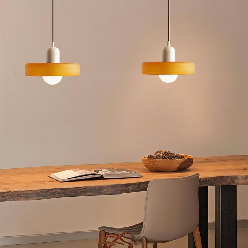 stijlvolle bauhaus hanglamp van elegante kleurige glas