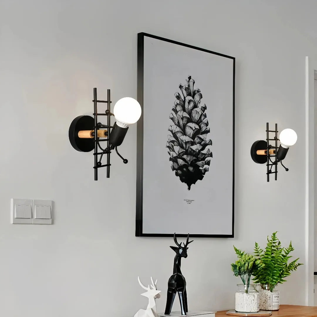 wandlamp van metaal met speels figuurtje voor aan de muur