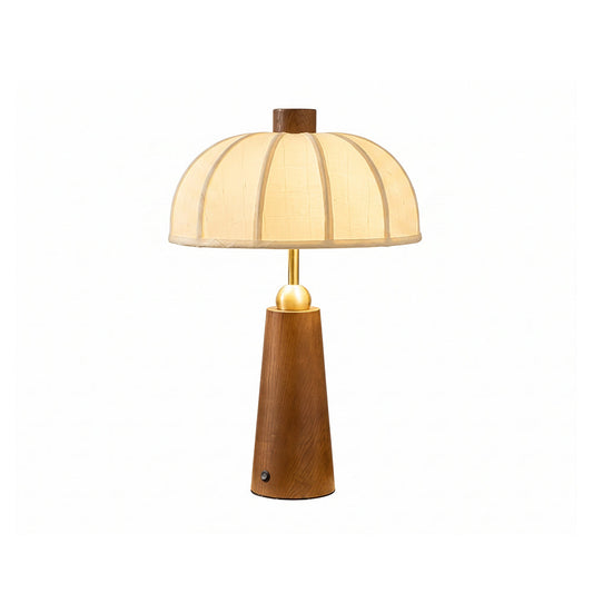 Houten tafellamp met beige stoffen kap op witte achtergrond