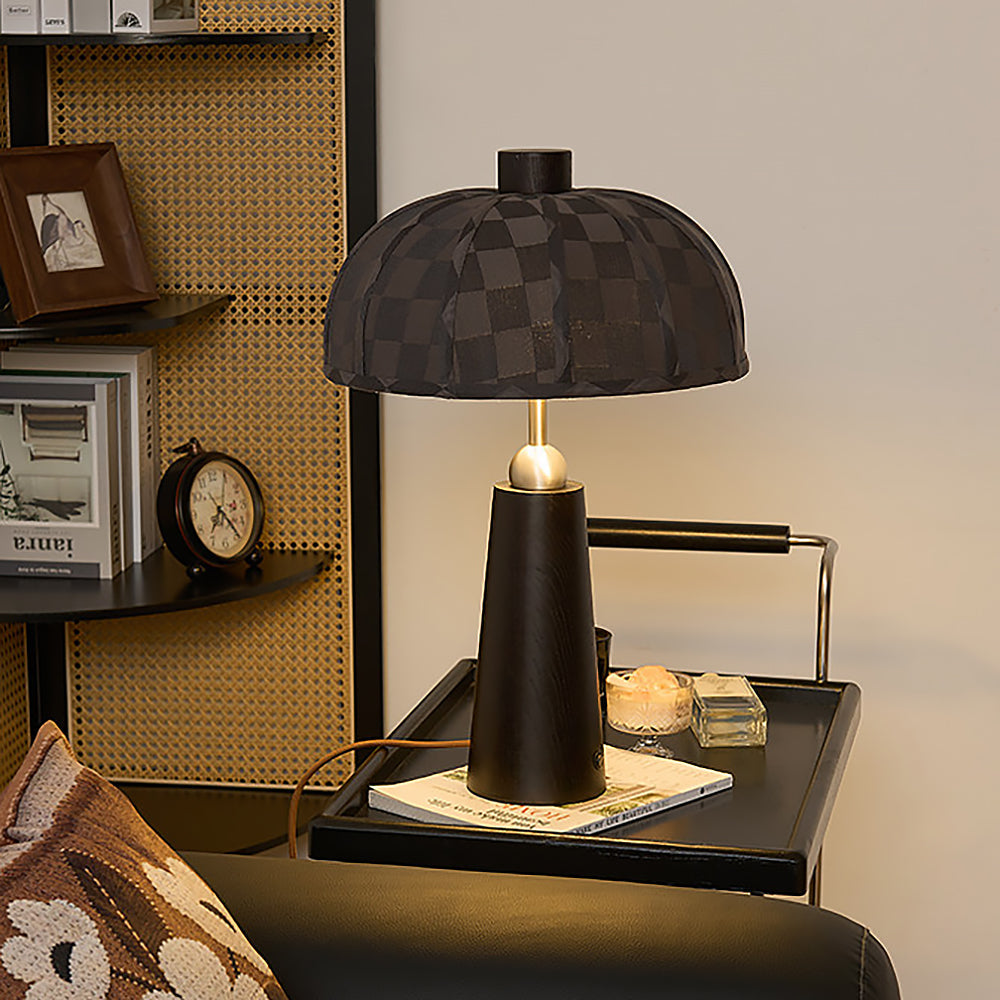 compacte tafellamp met houten basis en lichte stoffen kap