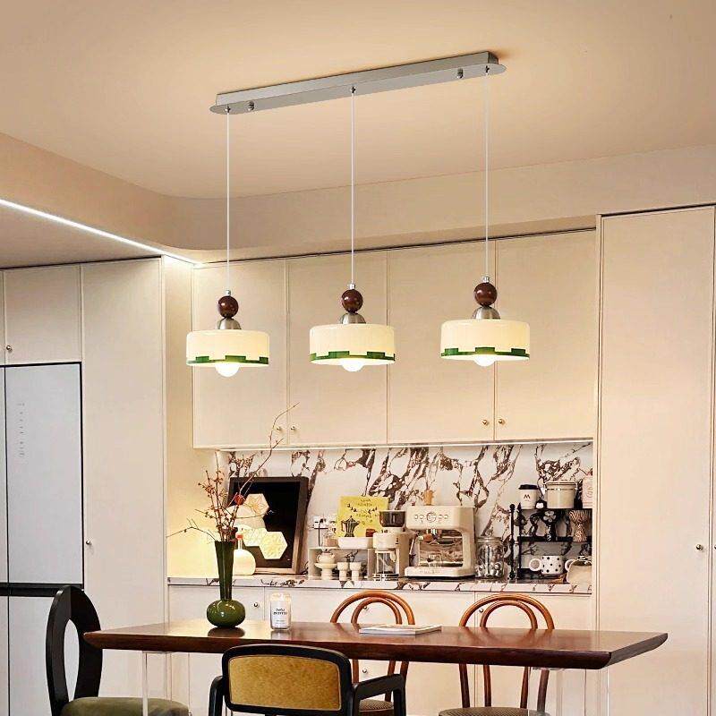 hanglamp van glas met houten detail als stijlvolle plafondverlichting