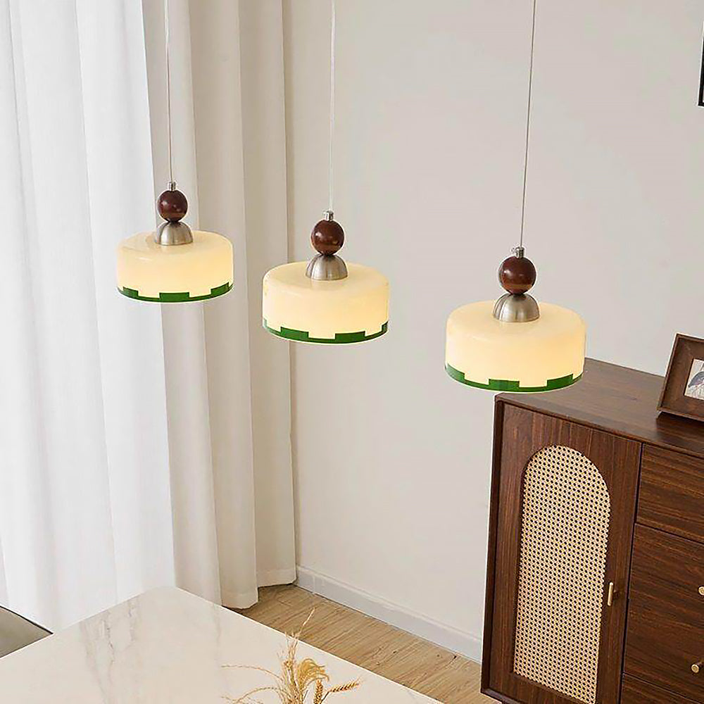 moderne pendellamp van glas en hout in een woonkamer