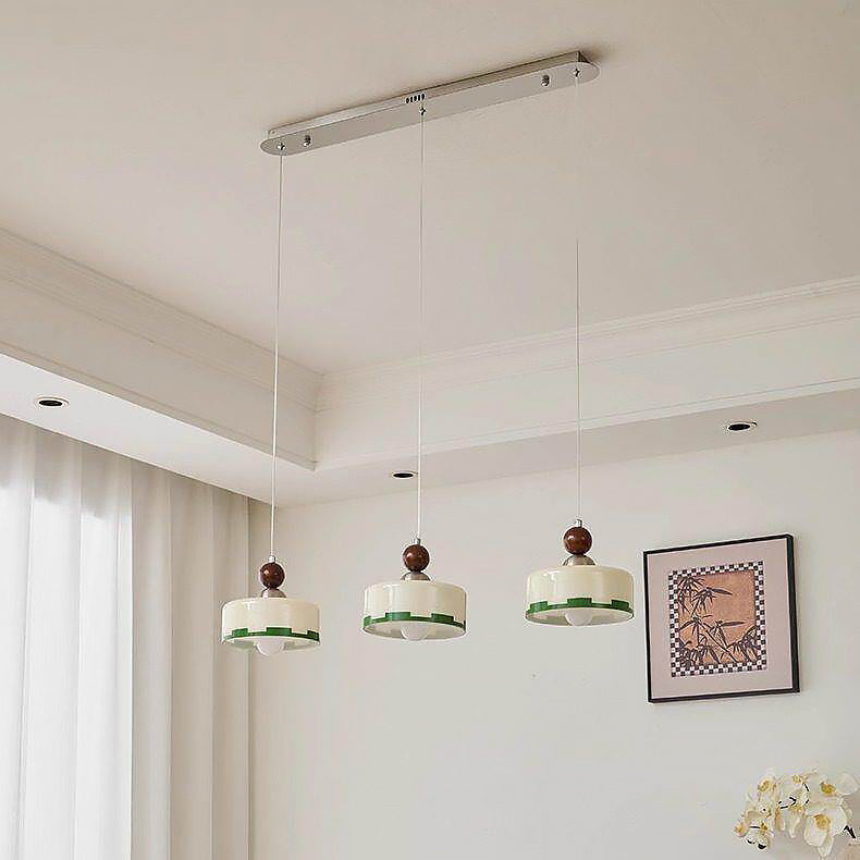 sfeervolle glazen hanglamp met warm licht in interieur