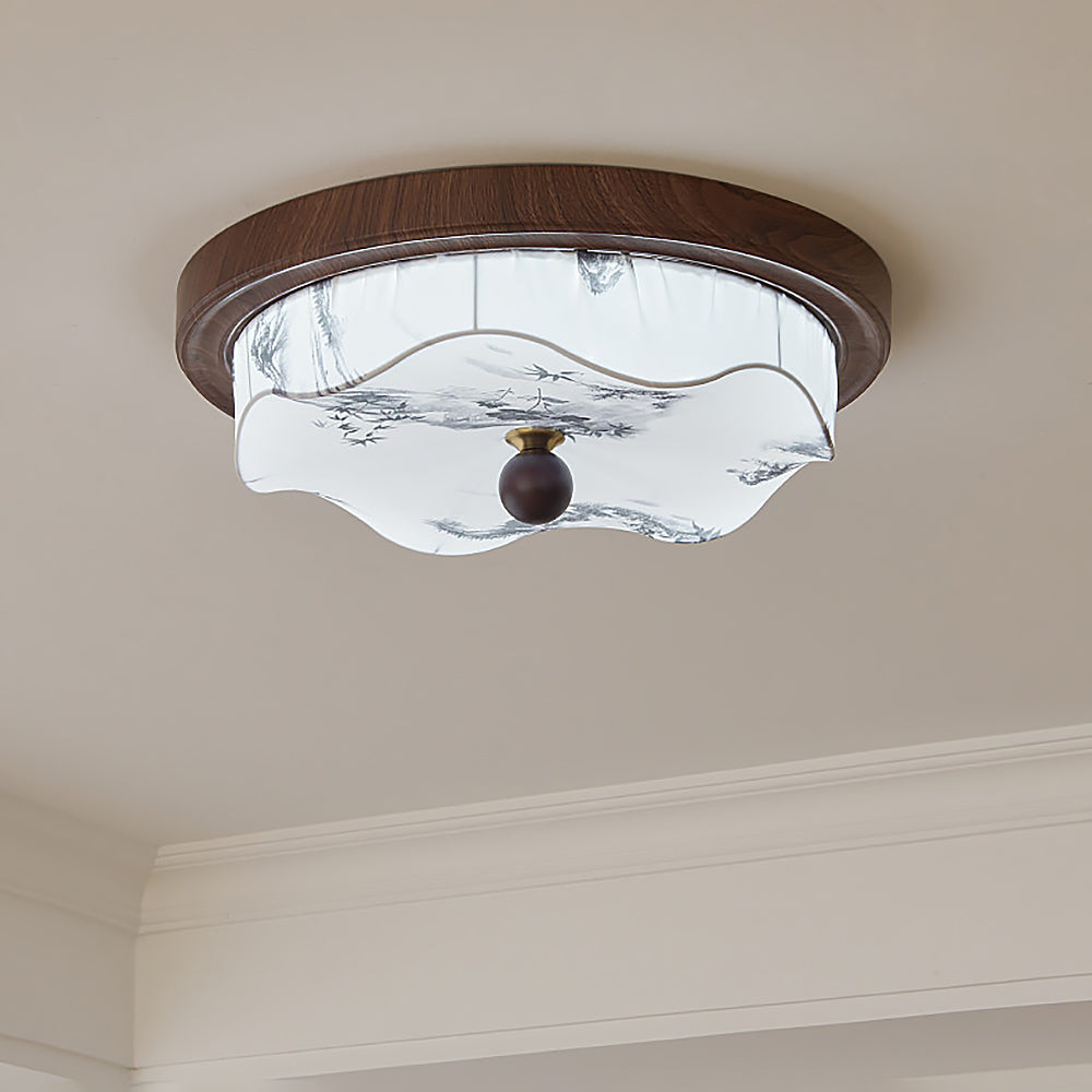 Detail van houten plafondlamp met strakke afwerking en led