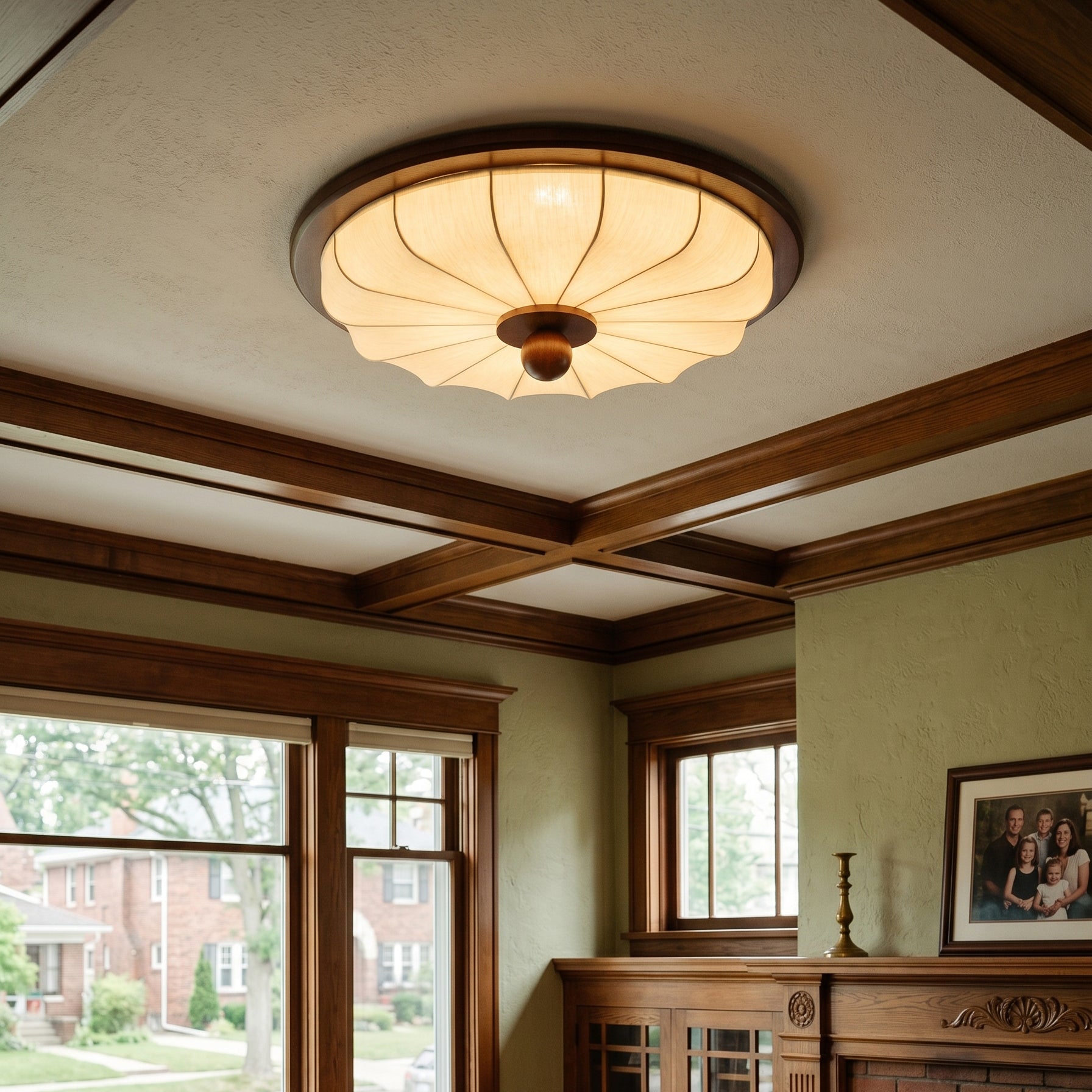 Plafondlamp van stof en hout in een modern Scandinavisch interieur