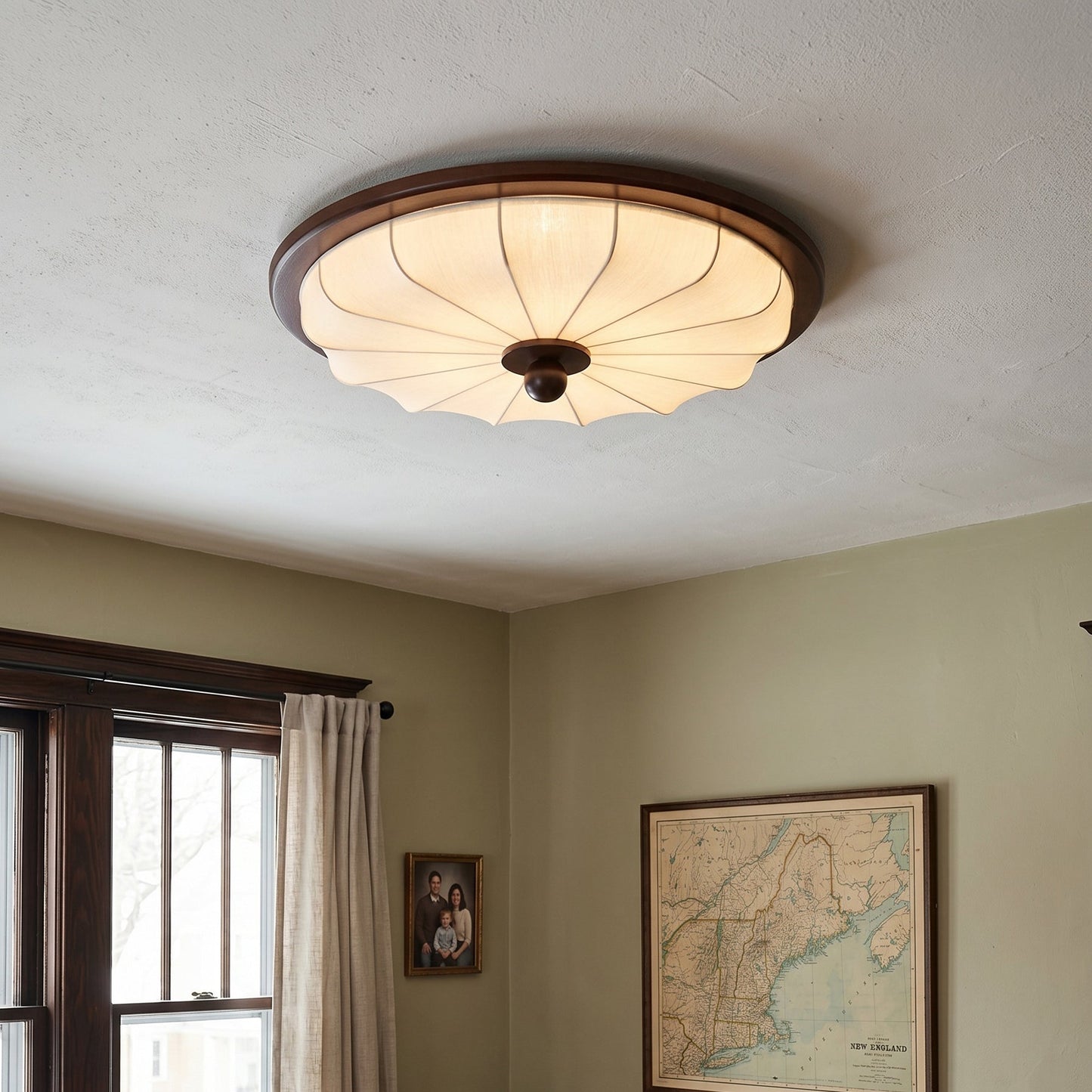 plafondlamp van stof met houten rand aan het plafond in een woonkamer