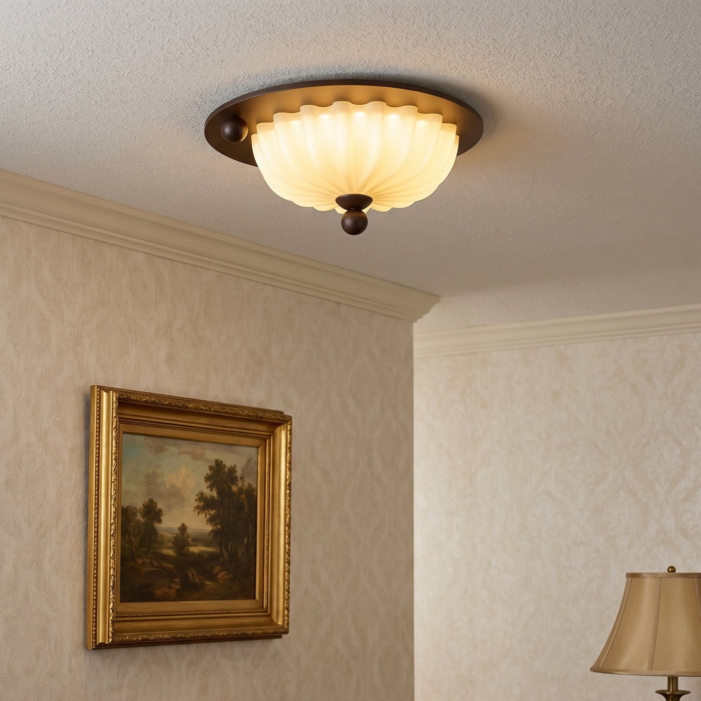 plafondlamp van geribbeld glas met houtlook aan het plafond