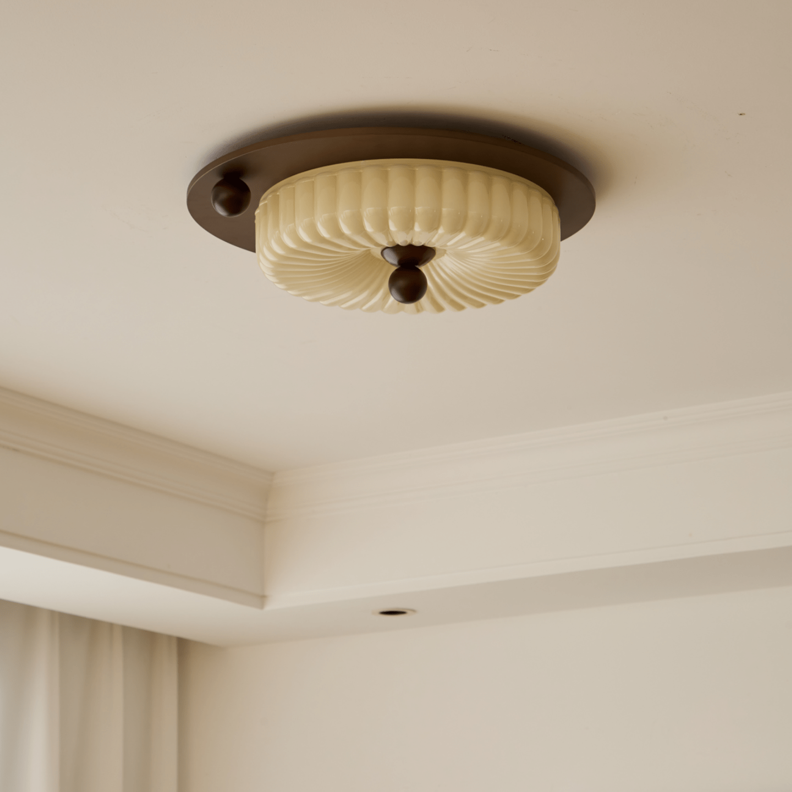 Detail van het ribbelpatroon in het glas van de plafondlamp