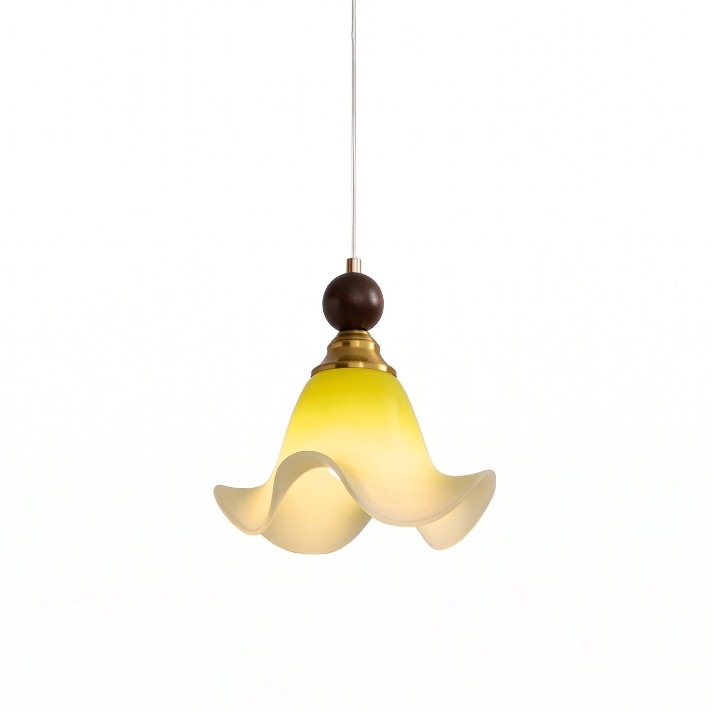 hanglamp van hout en acryl met golvende kap in modern ontwerp