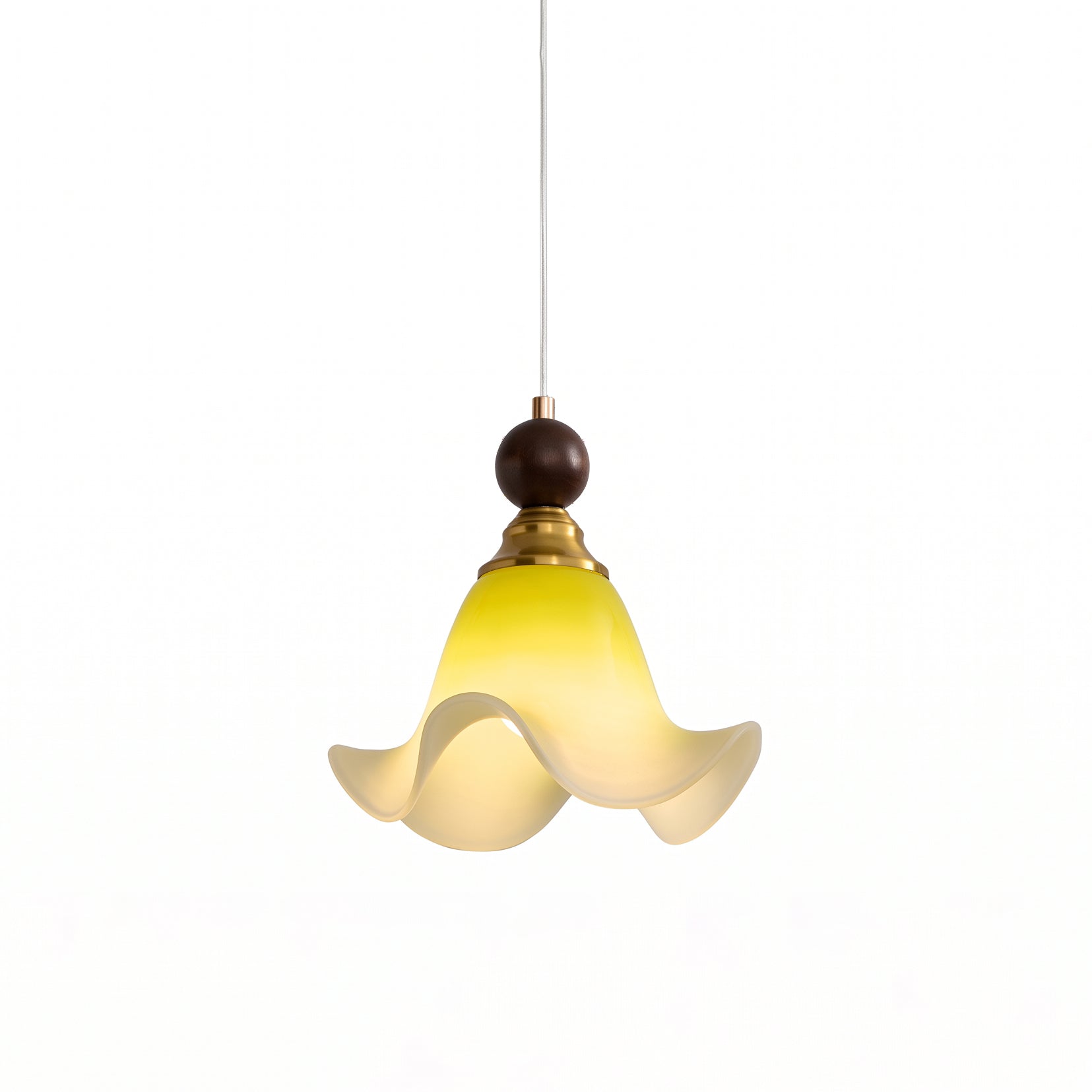 Hanglamp van hout en acryl met golvende kap in modern ontwerp