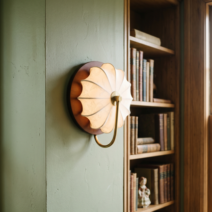 Zijaanzicht van wandlamp met ronde stoffen kap en walnoothouten wandplaat