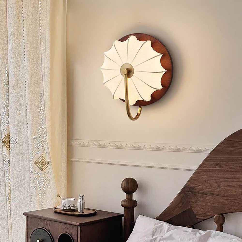 wandlamp met warme uitstraling door stoffen kap en walnoothouten basis