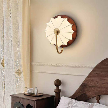 Wandlamp met warme uitstraling door stoffen kap en walnoothouten basis