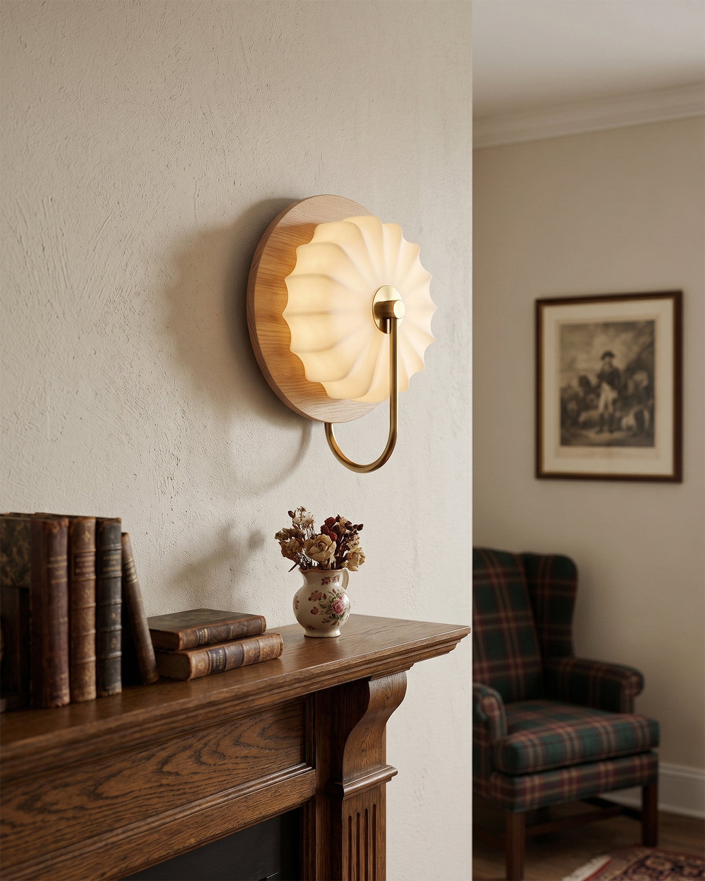 detailfoto van de arm en kap van de wandlamp in walnoothout