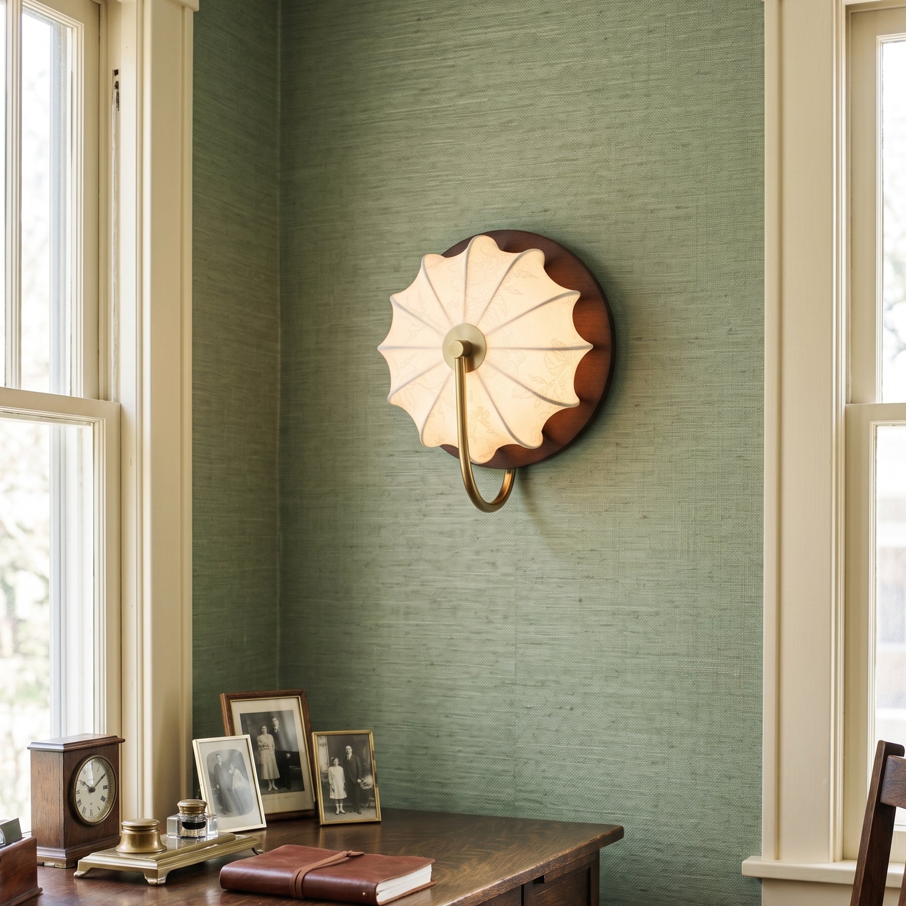Wandlamp met stoffen kap gemonteerd aan de muur in de woonkamer