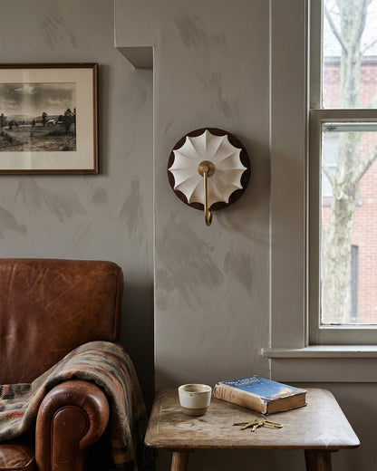 Minimalistische wandlamp met stoffen kap en walnoothouten afwerking