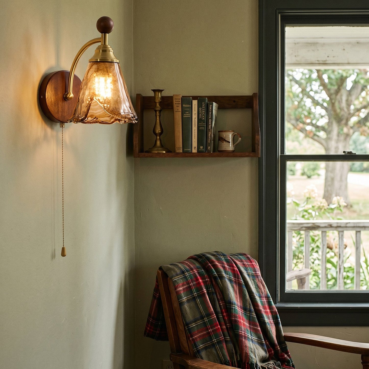 zijaanzicht van de wandlamp met glazen bloemkap