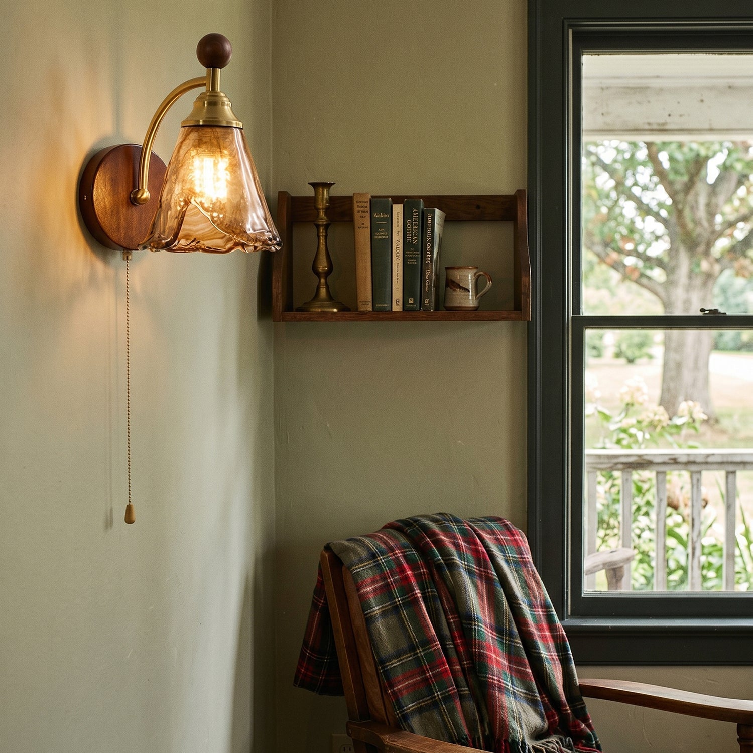Zijaanzicht van de wandlamp met glazen bloemkap