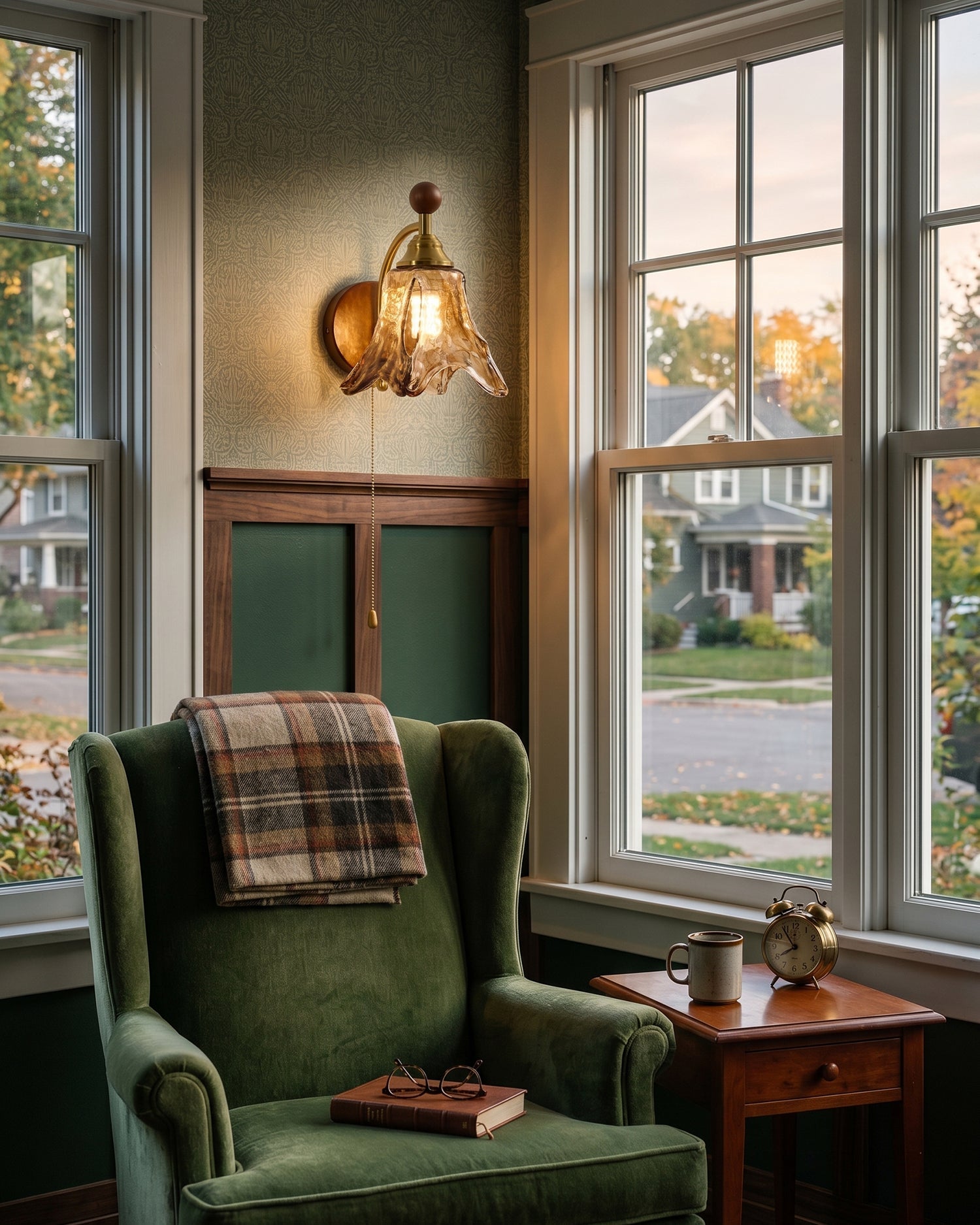 Decoratieve muurlamp met bloemkap van geribbeld glas