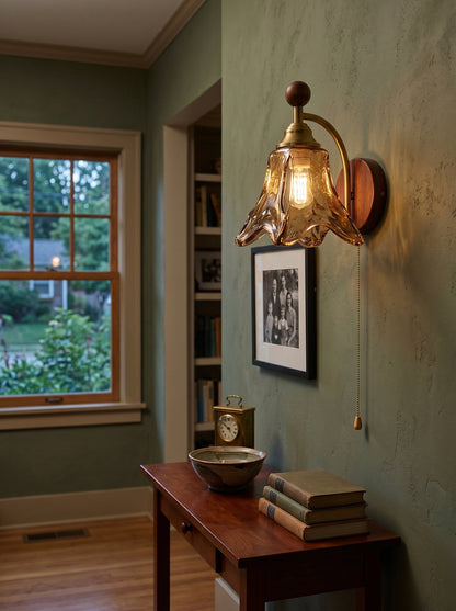 Wandlamp met amber glazen bloemkap in elegante uitvoering