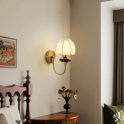Moderne wandlamp met cilindervormige stoffen kap en houten detail