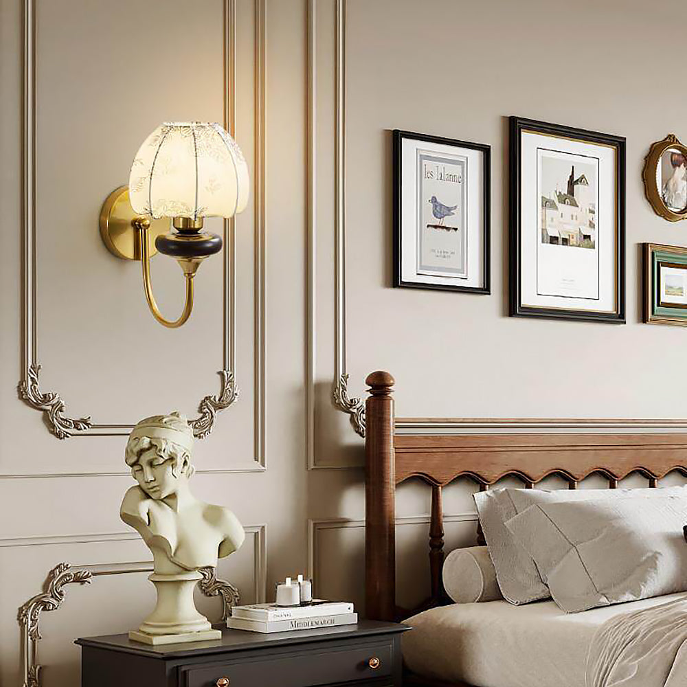 Wandlamp met warme uitstraling en stoffen kap in een stijlvol interieur