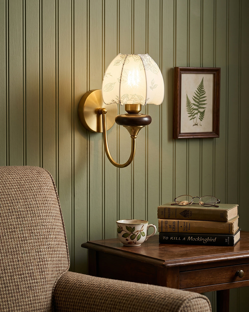 Wandlamp met stoffen kap gemonteerd aan de muur in de woonkamer