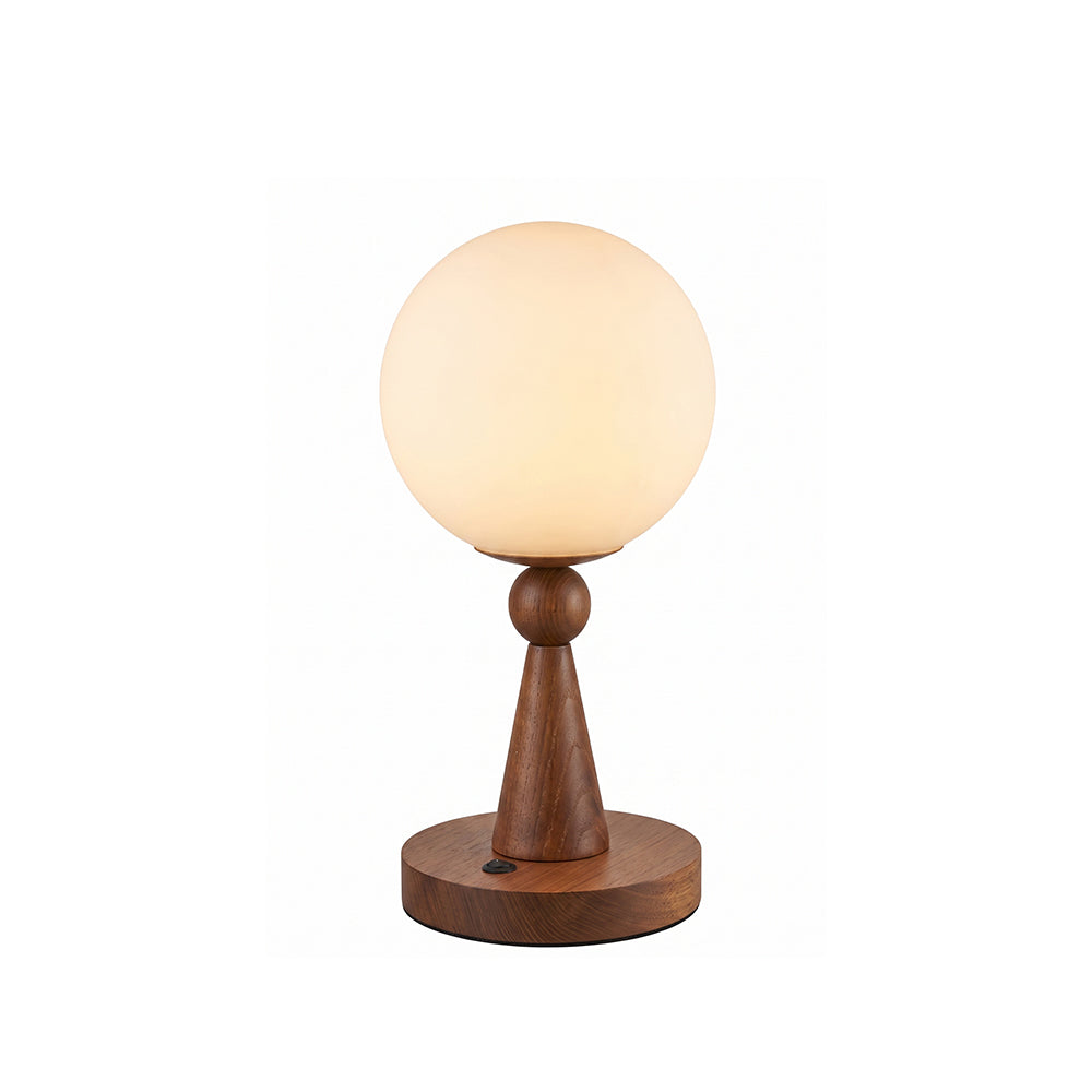 Tafellamp van hout en glas met bolvormige kap op witte achtergrond