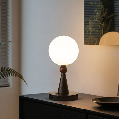 Moderne tafellamp van hout en glas gezien vanuit een andere hoek