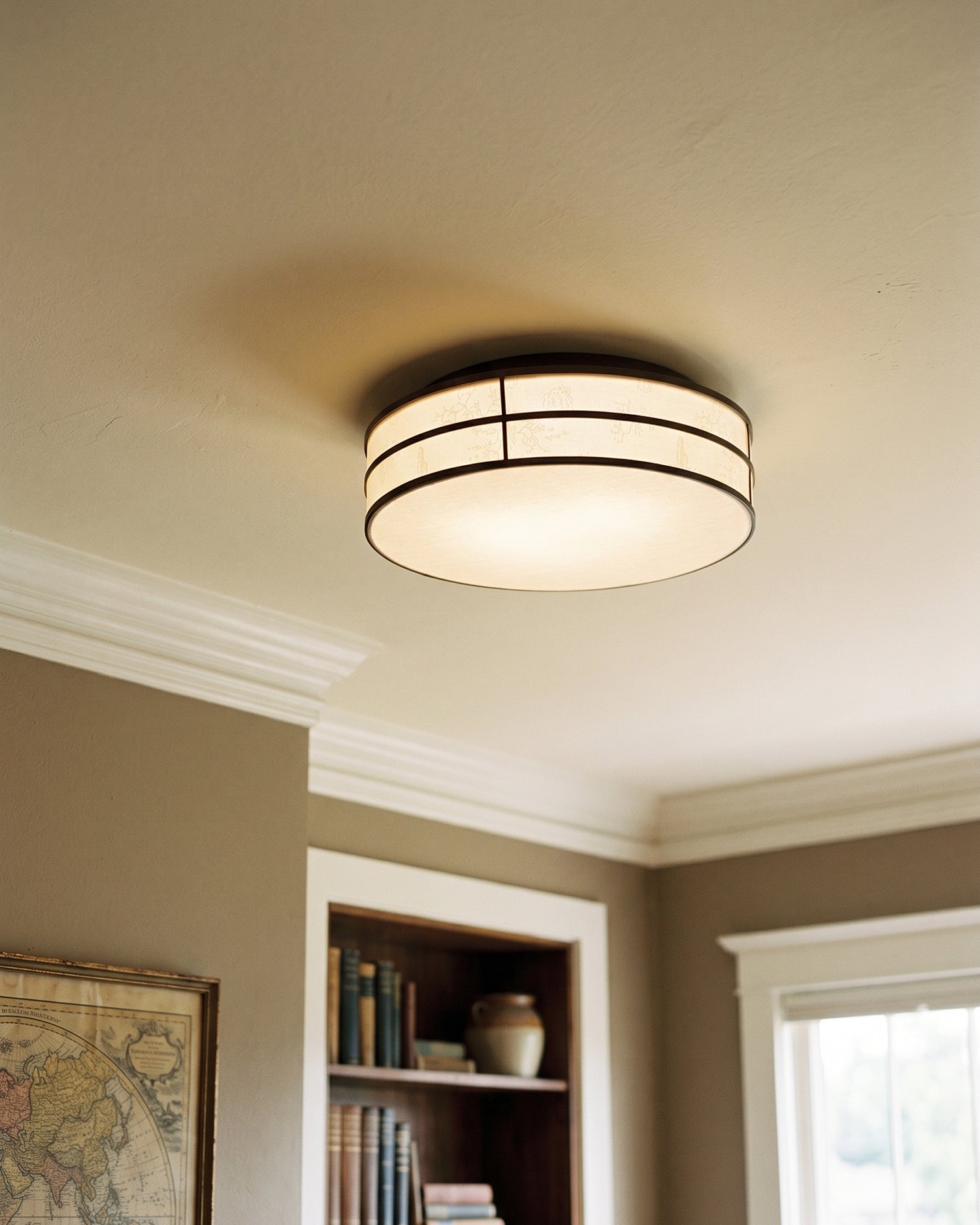 Plafondlamp met led en stoffen drumkap in modern interieur