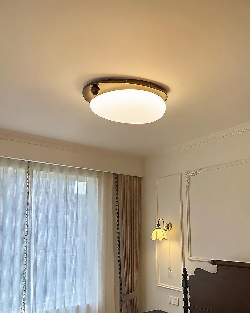 plafondlamp hout en metaal met led in hal of slaapkamer