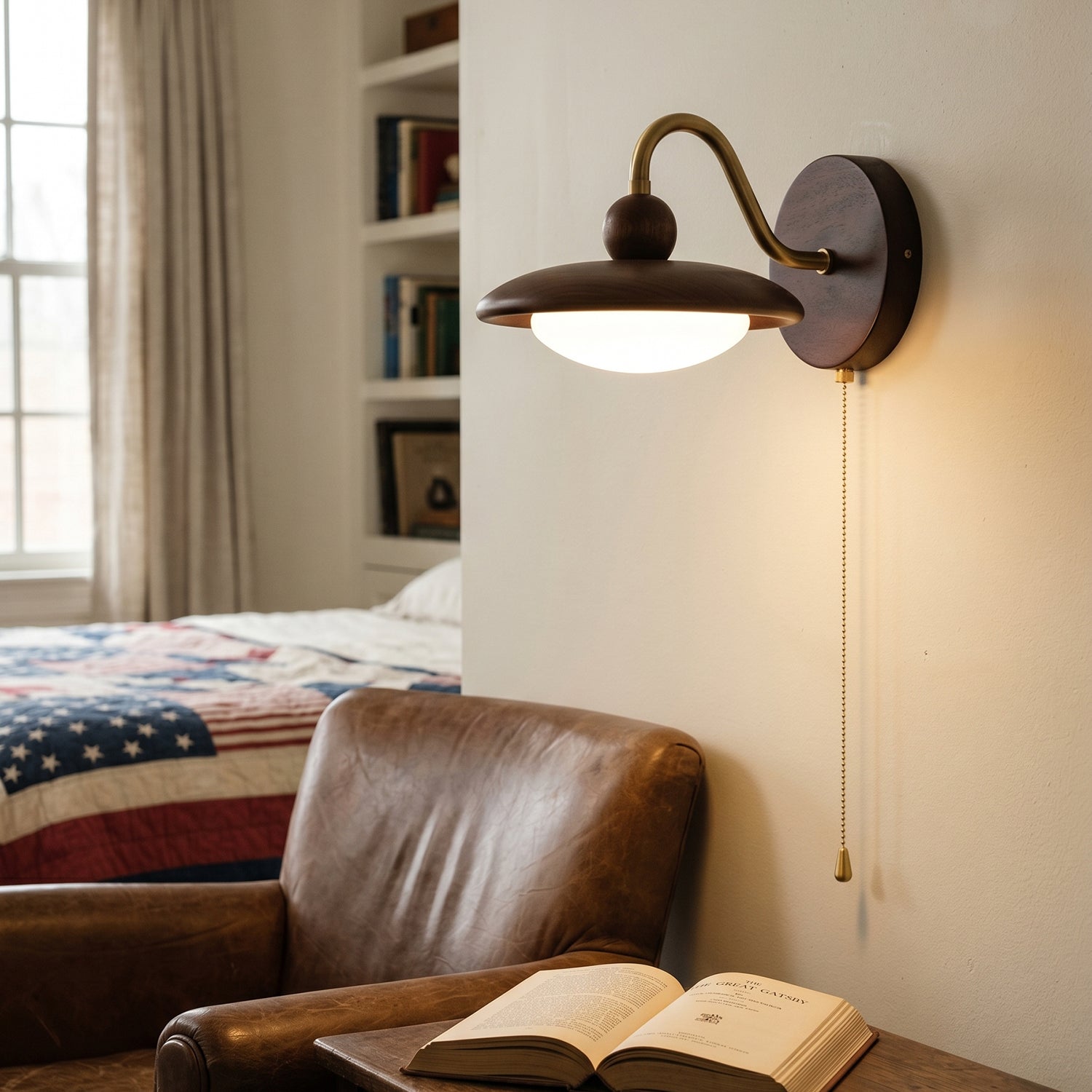 Moderne houten en metalen wandlamp met warm ledlicht