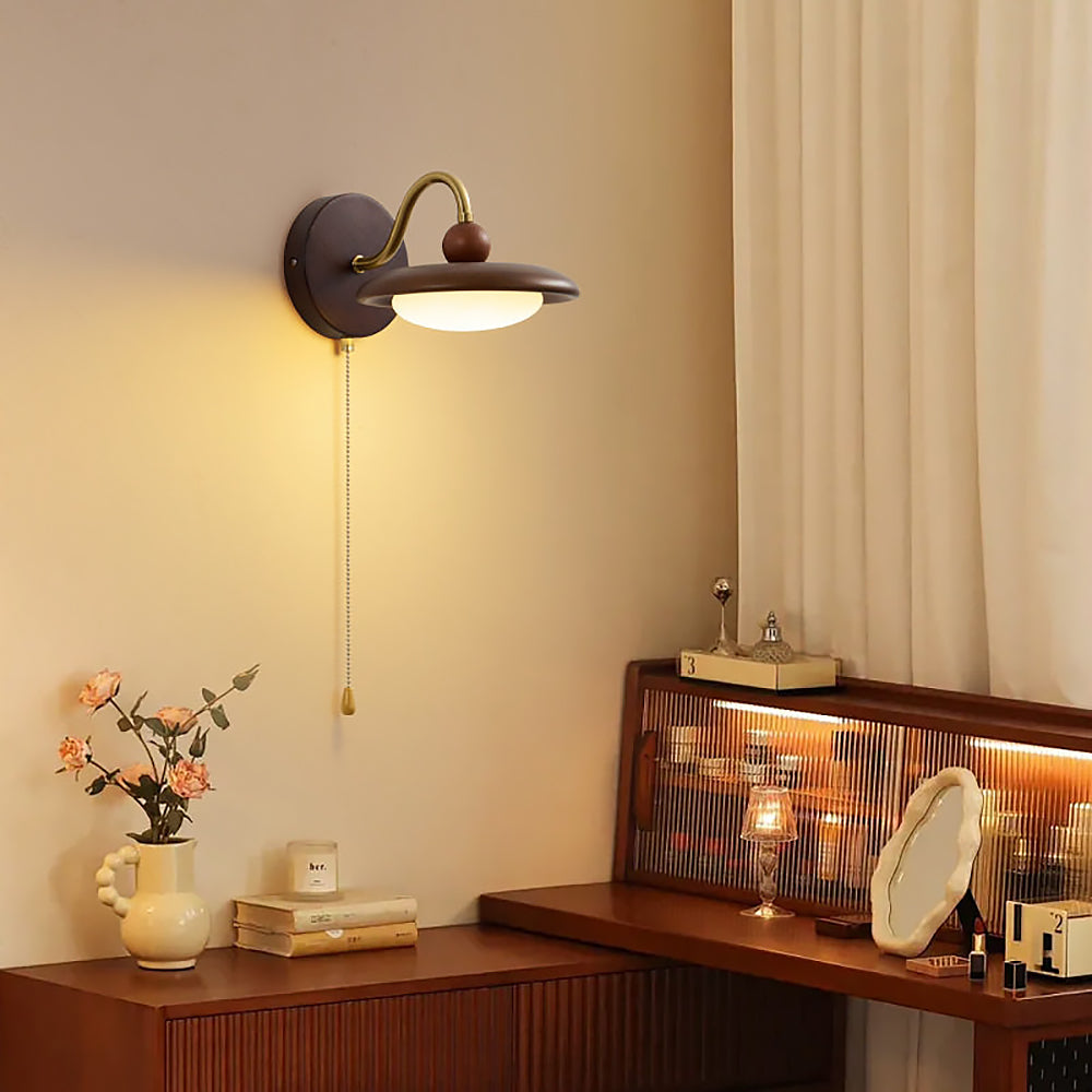 verlichte wandlamp van hout en metaal voor sfeervolle ruimte