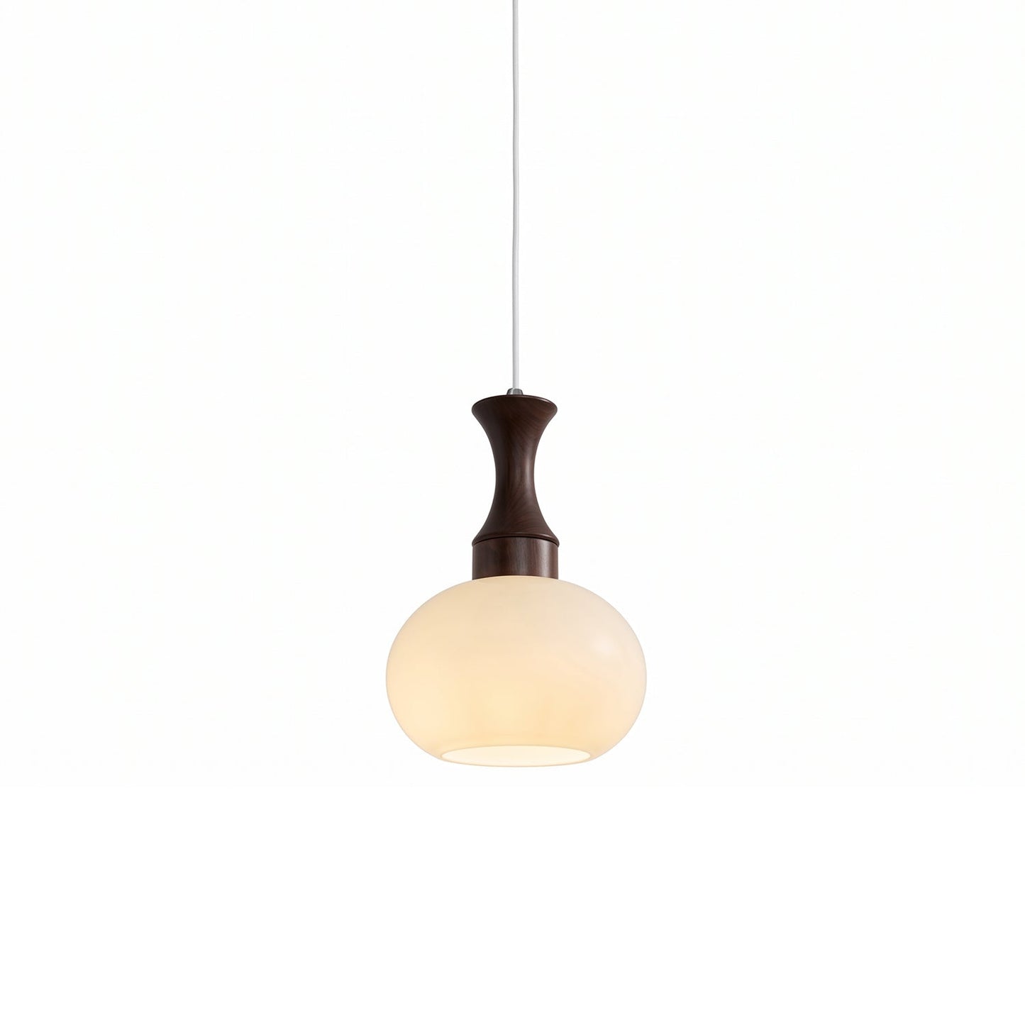 hanglamp van hout en glas met ronde kap in een stijlvol interieur