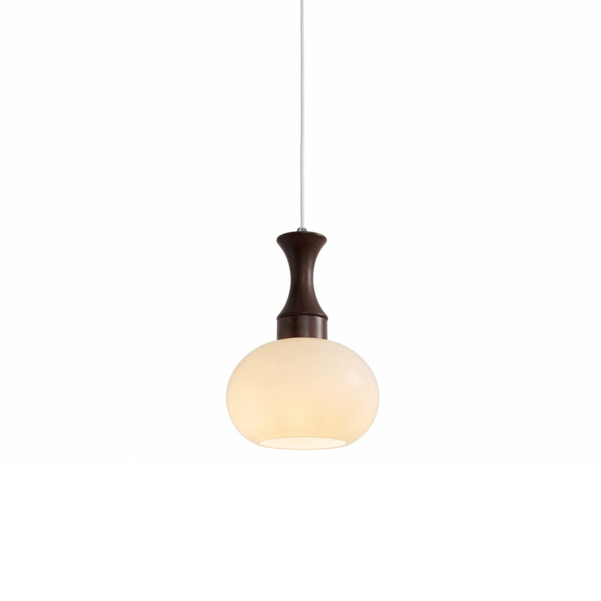 Hanglamp van hout en glas met ronde kap in een stijlvol interieur