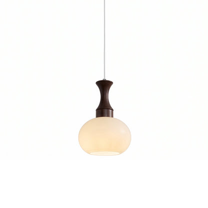 Hanglamp van hout en glas met ronde kap in een stijlvol interieur